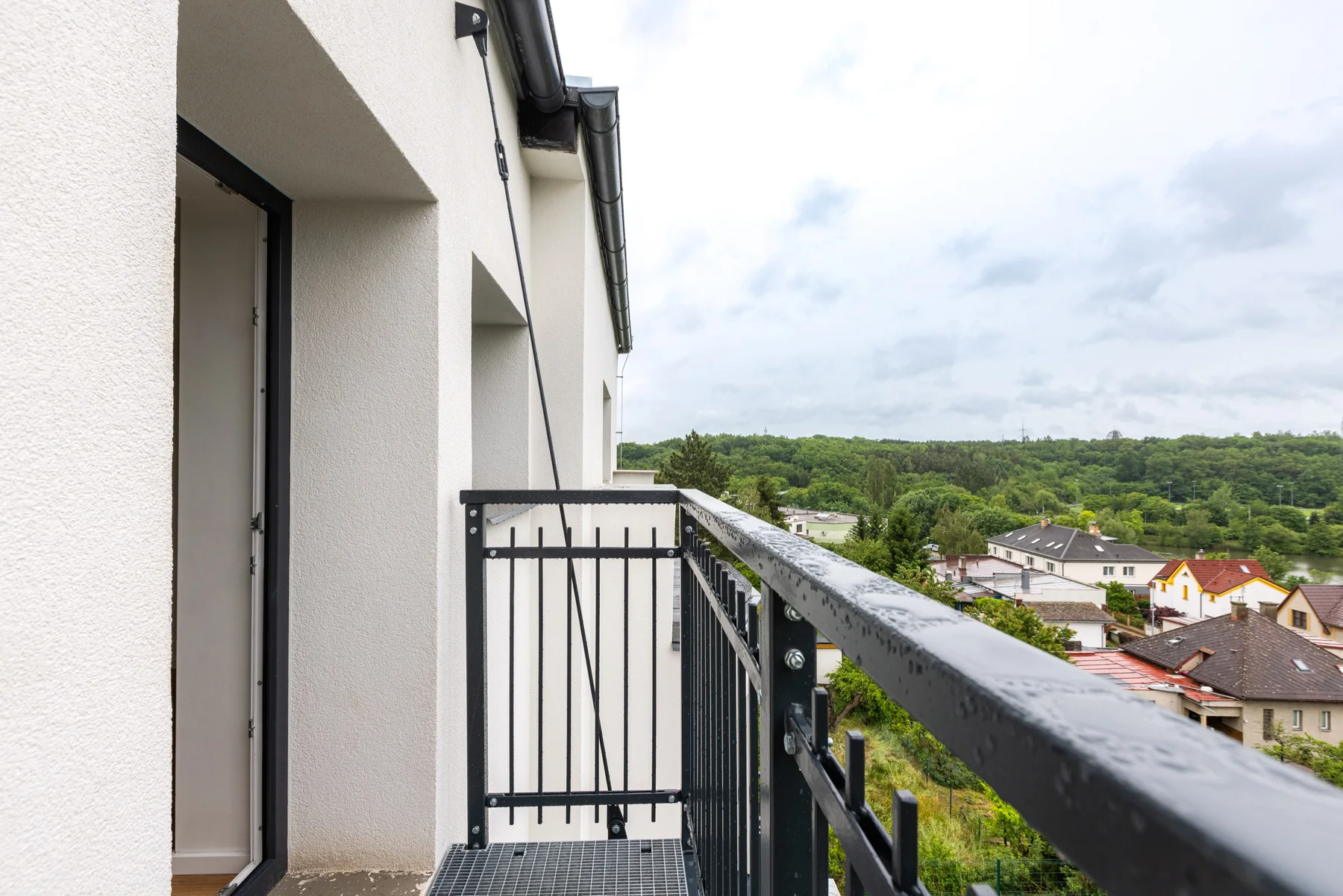 Balkon rezidence s výhledem do zeleně / Residence balcony overlooking green surroundings