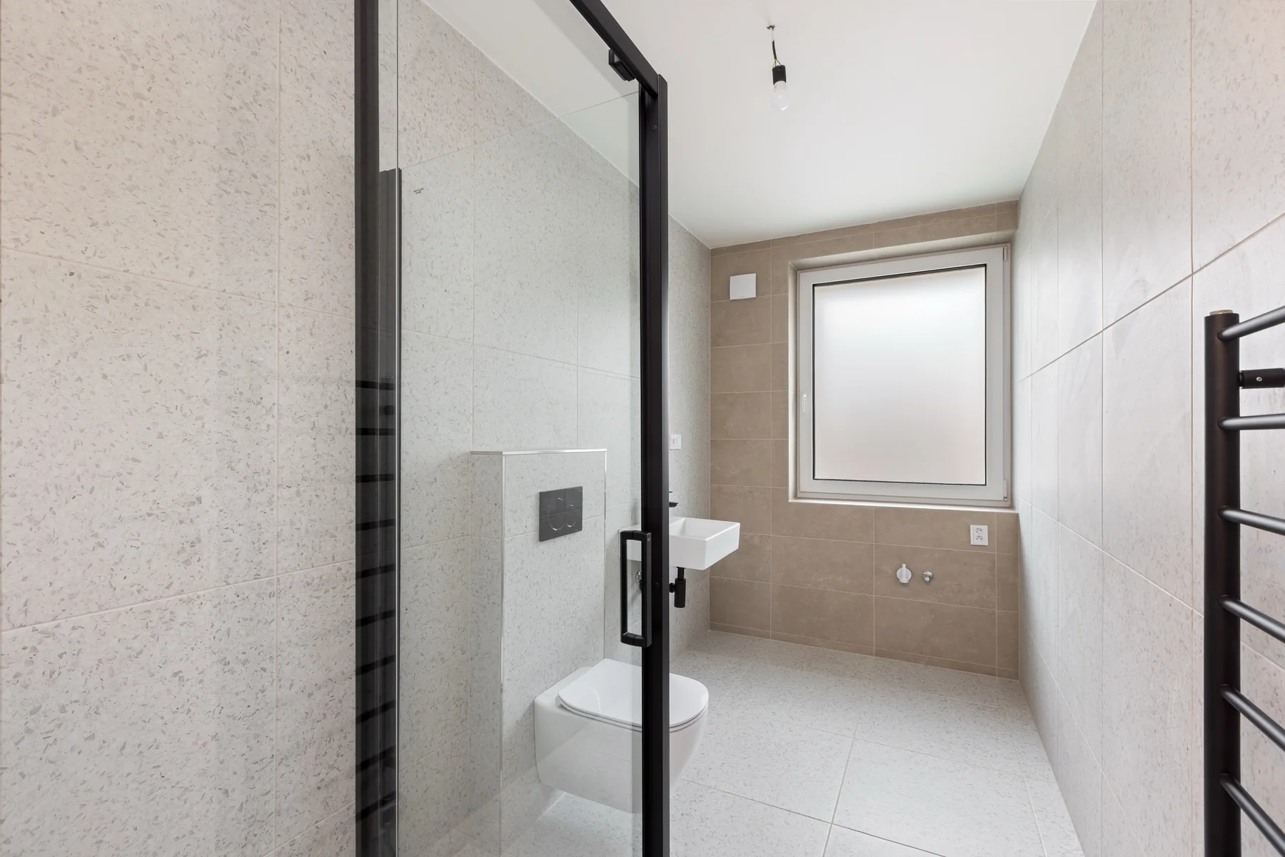 Byt 7 – koupelna se sprchovým koutem a oknem / Apartment 7 – bathroom with a shower and window