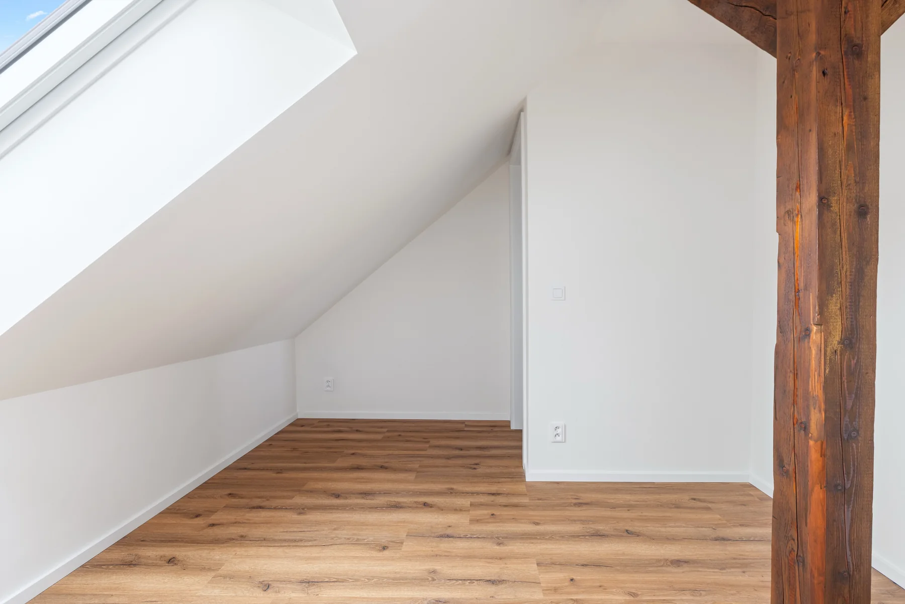 Byt 7 – podkrovní pokoj s dřevěným trámem / Apartment 7 – attic room with a timber beam