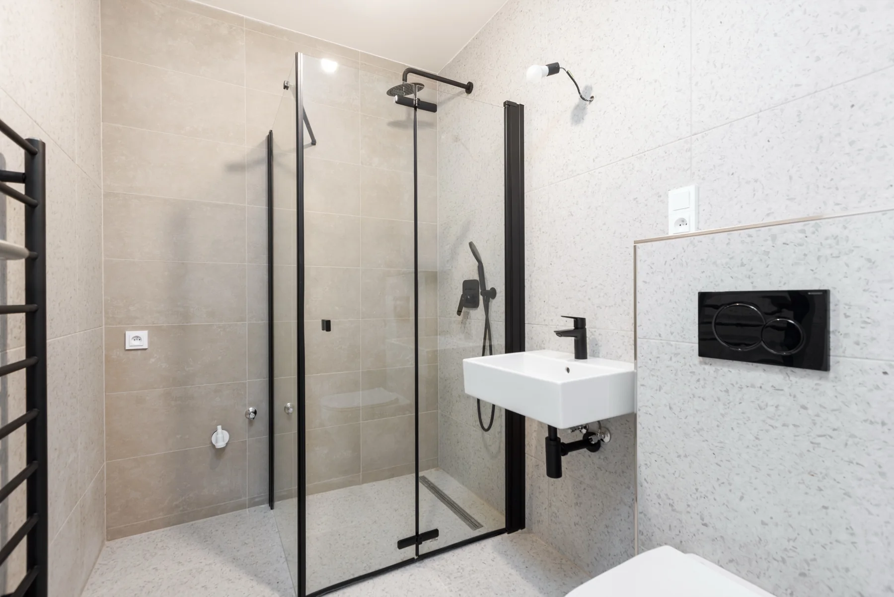 Byt 8 – koupelna se skleněným sprchovým koutem / Apartment 8 – bathroom with a glass shower enclosure