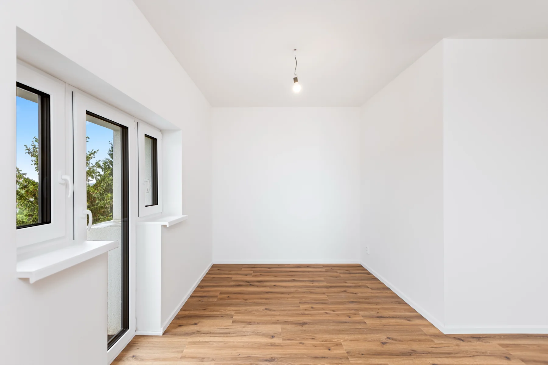 Byt 8 – obytná místnost s balkonovými dveřmi / Apartment 8 – living room with balcony doors