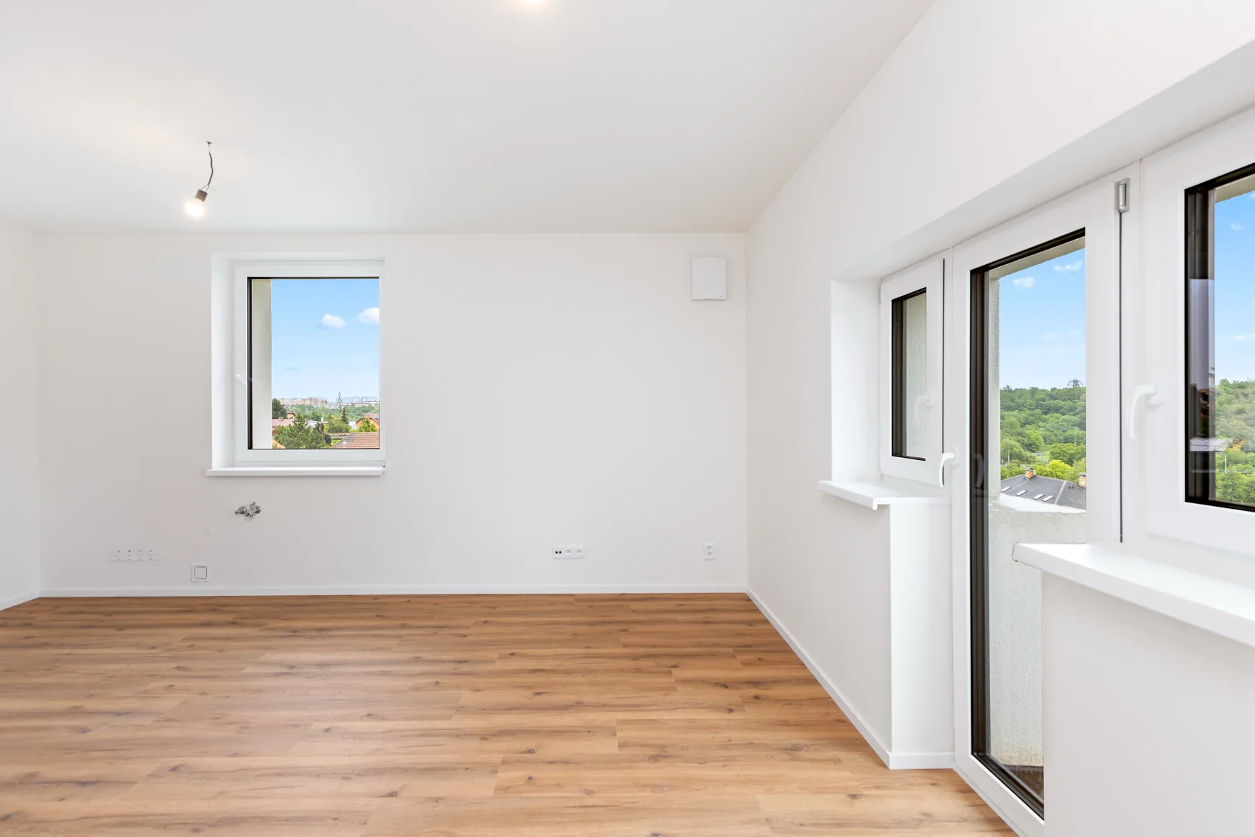 Byt 8 – hlavní místnost s okny a balkonem / Apartment 8 – main room with windows and a balcony