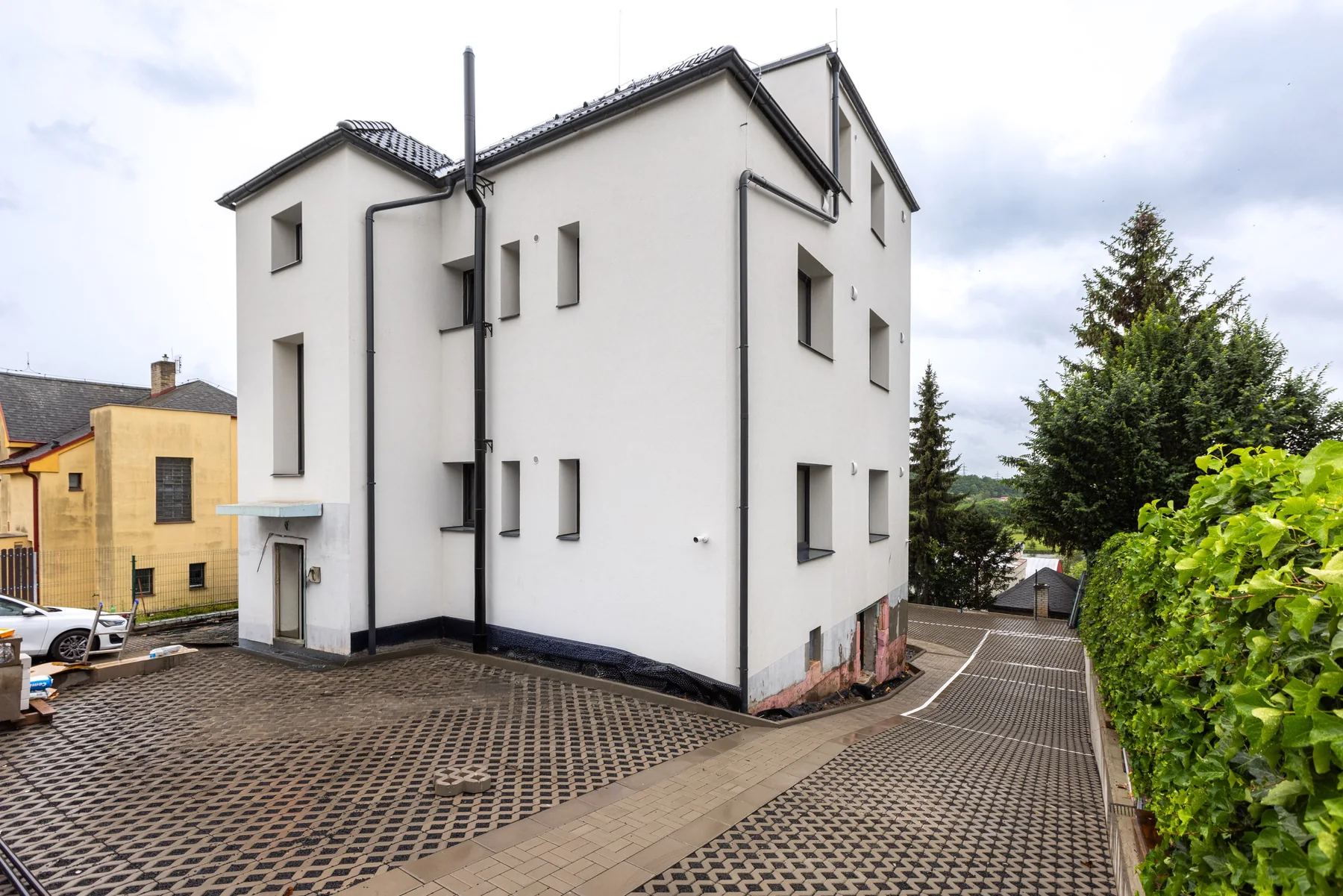 Rezidence Želivská – boční pohled na budovu / Želivská Residence – side view of the building