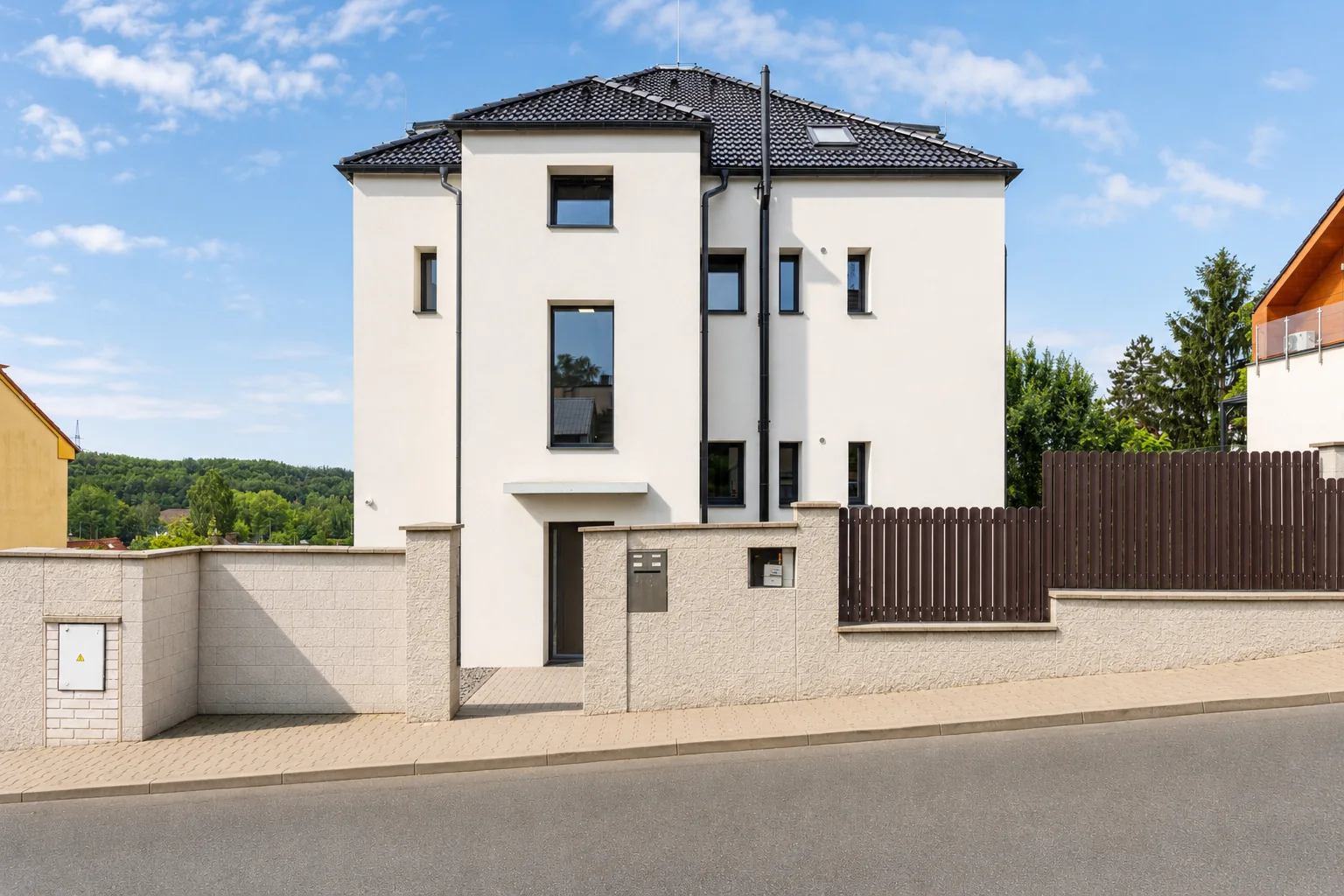 Rezidence Želivská – pohled na budovu a vstup z ulice / Želivská Residence – building and street entrance