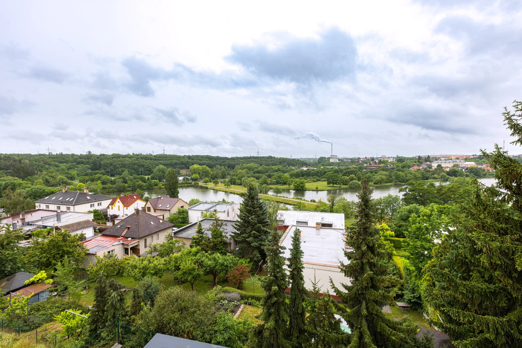 Výhled z rezidence na okolní zeleň a zástavbu / View from the residence over greenery and neighbouring buildings